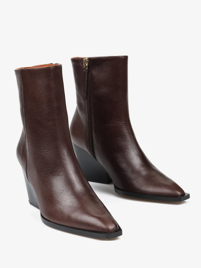 BRĄZOWE KOWBOJKI NA ŚCINANYM OBCASIE HEGO'S MILANO