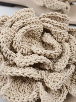 KLAPKI Z KWIATEM HEGO'S Milano