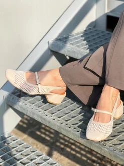 KREMOWE CZÓŁENKA NA NISKIM OBCASIE HEGO'S Milano