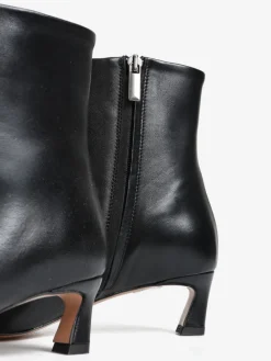 MINIMALISTYCZNE BOTKI NA OBCASIE HEGO'S MILANO