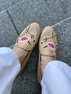 MOKASYNY Z HAFTOWANYMI KWIATAMI HEGO'S Milano